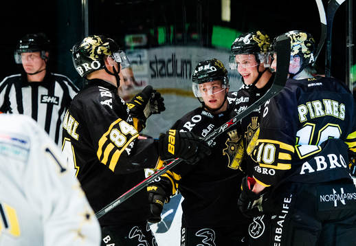 s Jacob Spångberg jublar med lagkamrater
