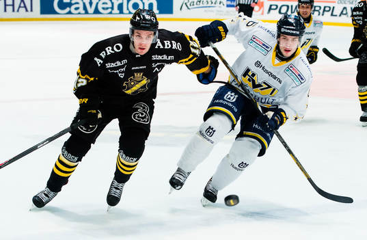 s Fredrik Hynning  och HV71:s  Oscar Fantenberg i kamp om