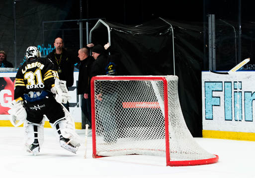 s målvakt Daniel Larsson deppar och  slår sönder sin
