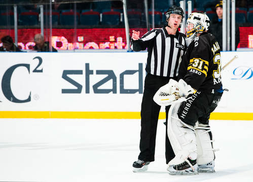 s målvakt Daniel Larsson oense med domaren