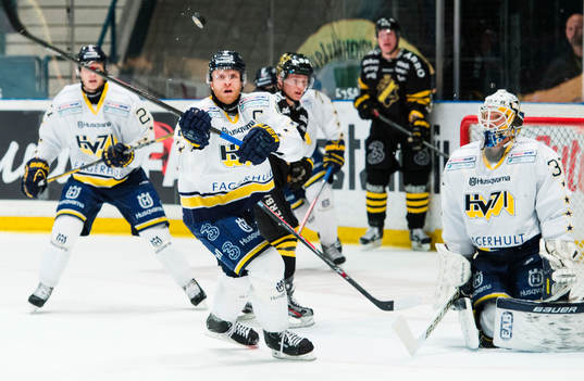 s David Petrasek tar ner pucken