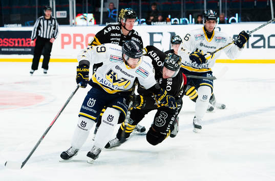 s Brett Sterling  mot AIK:s Jacob Spångberg