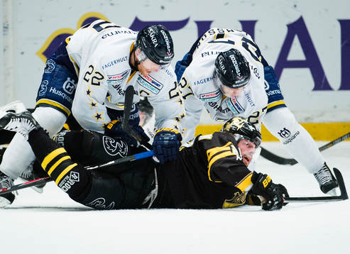 s  David Petrasek  och Jesper Williamsson trycker ner AIK:s