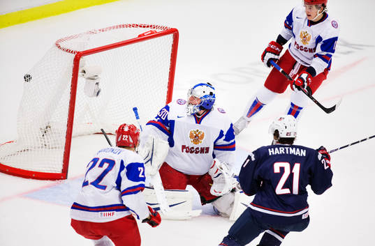 s Ryan Hartman skjuter in 2-2 bakom Rysslands målvakt