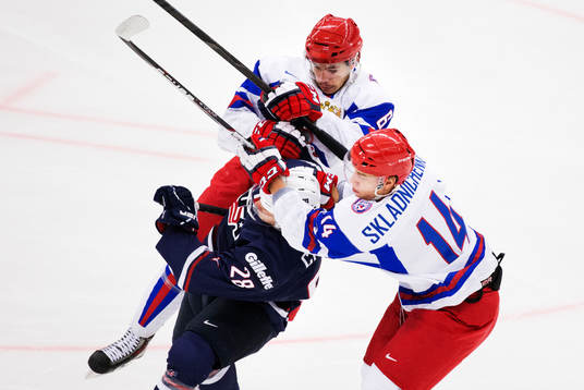 Rysslands Valeri Vasiliev och Nikolai Skladnichenko stoppar