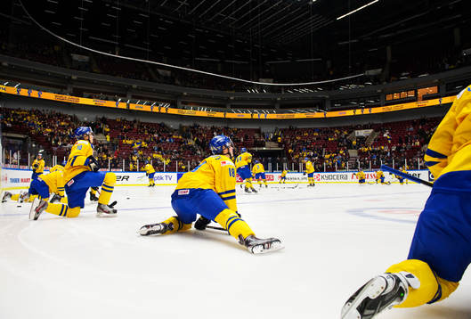 Sveriges Alexander Wennberg och André Burakovsky stretchar