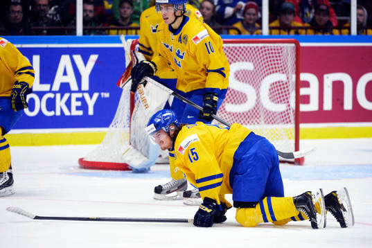 Sveriges Sebastian Collberg har fått en puck på foten