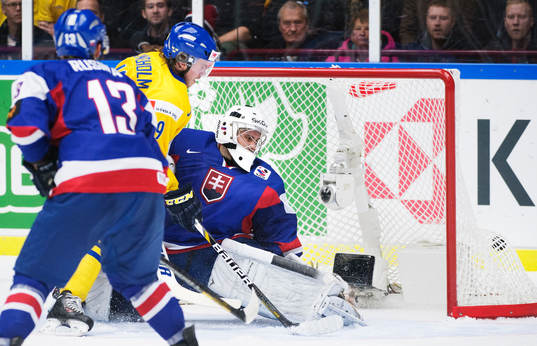 Sveriges Elias Lindholm skjuter in 2-0 bakom Slovakiens