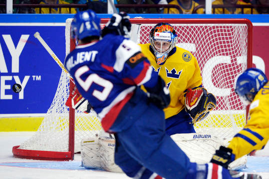 Slovakiens Michal Valjent skjuter mot Sveriges målvakt