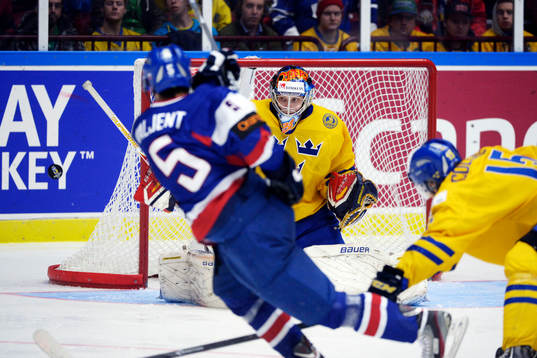 Slovakiens Michal Valjent skjuter mot Sveriges målvakt
