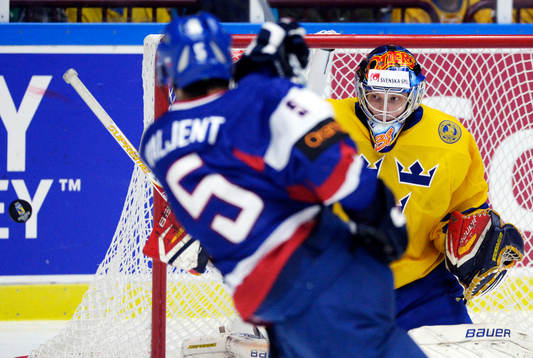 Slovakiens Michal Valjent skjuter mot Sveriges målvakt