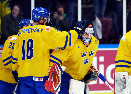 Sveriges André Burakovsky och målvakt Oscar Dansk jublar