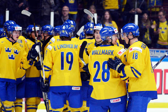 Sveriges Lucas Wallmark och André Burakovsky jublar