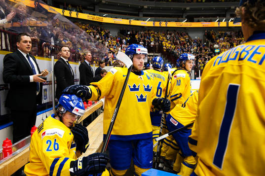 Sveriges Elias Lindholm klappar Erik Karlsson på huvudet