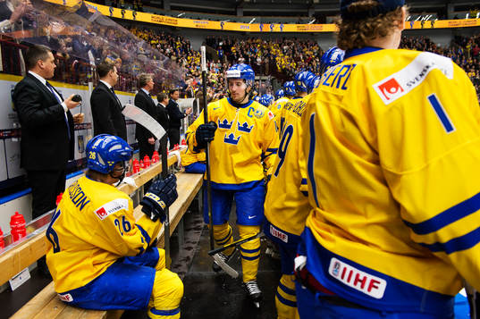 Sveriges Filip Forsberg går runt i avbytarbåset och