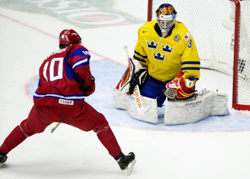 Sveriges målvakt Oscar Dansk och Rysslands Bogdan Yakimov