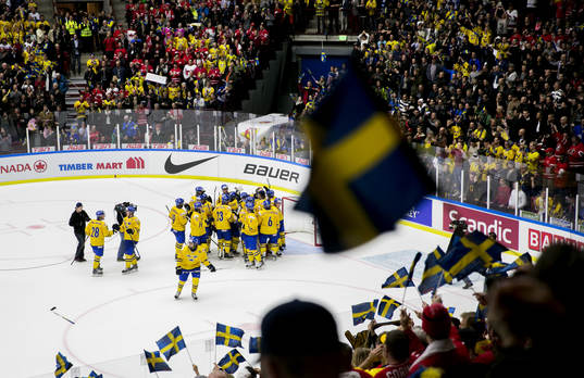 Sveriges lag och publiken i Malmö arena jublar