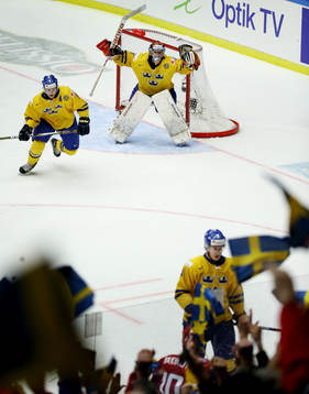 Sveriges målvakt Oscar Dansk jublar