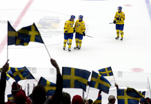 Svenska spelarna och publiken jublar