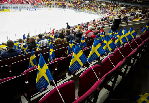 Mycket svenska flaggor utplacerade på läktaren innan