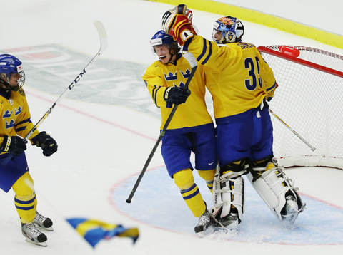 Sverige målvakt Oscar Dansk jublar med bla Linus Arnesson