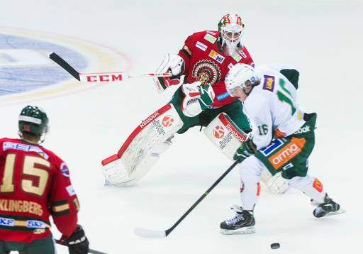 Frölundas målvakt Linus Fernström lurar Färjestads