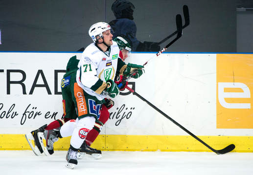 Färjestads Christian Berglund trycker till Frölundas