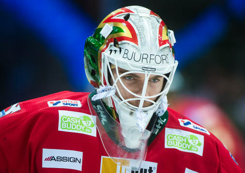 Frölundas målvakt Linus Fernström innan ishockeymatchen