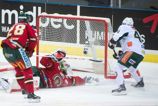 Färjestads Milan Gulas gör 2-3 bakom Frölundas målvakt