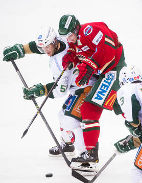 Frölundas Anton Axelsson försöker ta sig förbi