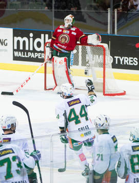 Frölundas målvakt Linus Fernström deppar