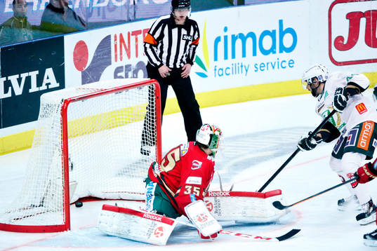 Milan Gulas gör 1 - 0 bakom målvakt Linus Fernström i