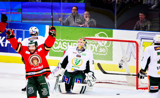 Robin Figren jublar, målvakt Fredrik Pettersson-Wentzel i