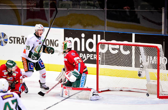 Pontus Åberg gör 2 - 2 för Färjestad och Patrik Lundh