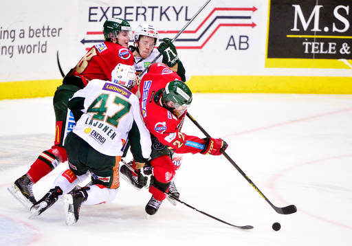 Robin Figren i Frölunda försöker få fatt i pucken