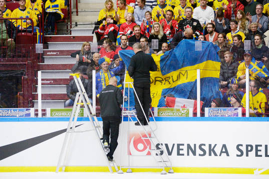 Matchen avbryts tillfälligt pga problem med plexiglaset