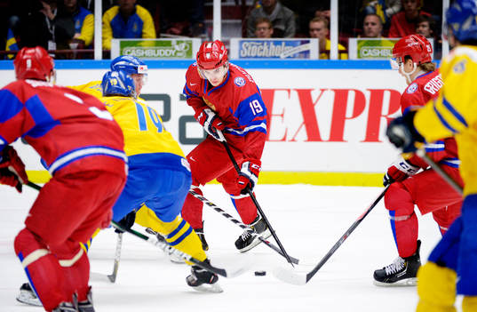 Pavel Buchnevich i Ryssland kontrollerar pucken