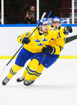 Sveriges Filip Forsberg och Jacob de la Rose jublar