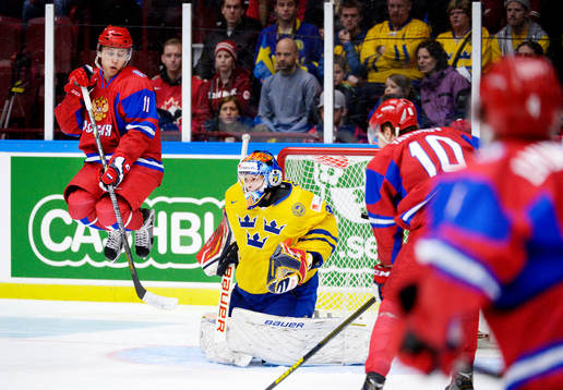 Damir Zhafyarov oroar framför målvakt Oscar Dansk i