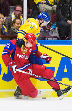 Rysslands Andrei Mironov i kamp om pucken med Sveriges