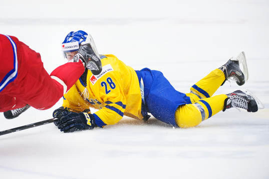 Sveriges Lucas Wallmark är nära att få en skridsko i
