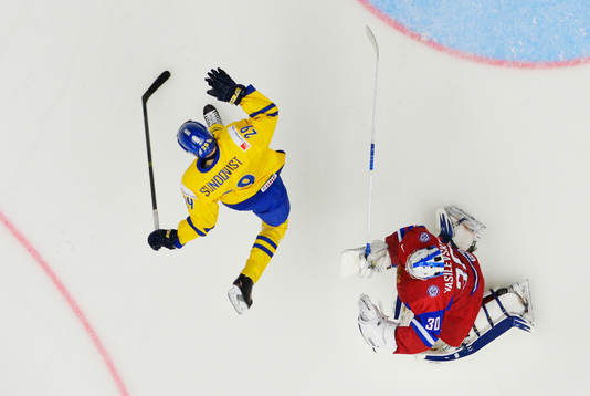 Sveriges Oskar Sundqvist flyger förbi Rysslands målvakt