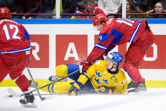 Filip Forsberg och Bogdan Yakimov kämpar om pucken