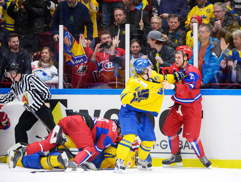 Sveriges Jesper Pettersson och Andrei Mironov slåss