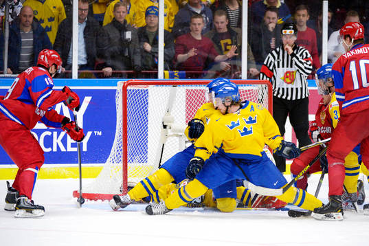 Pavel Buchnevich i Ryssland skuter ett skott som är nära