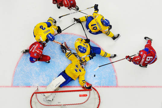 Sveriges målvakt Oscar Dansk räddar ett skott från