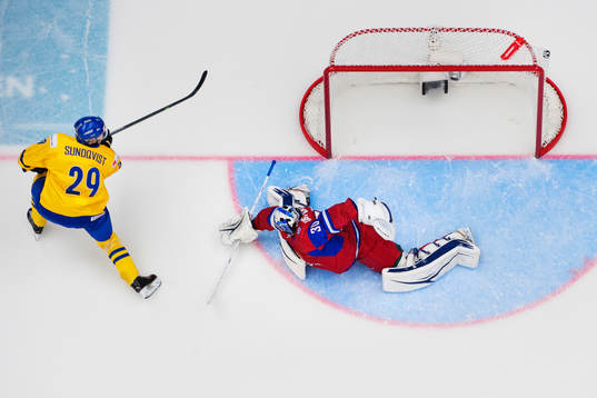 Sveriges Oskar Sundqvist skjuter in 2-0 bakom Rysslands