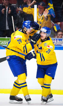 Sveriges Oskar Sundqvist och Filip Sandberg jublar