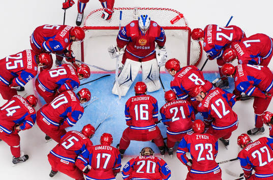De ryska spelarna samlas runt målvakten Andrei Vasilevski