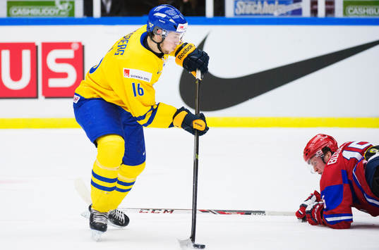Sveriges Filip Forsberg tar sig förbi Rysslands Georgi